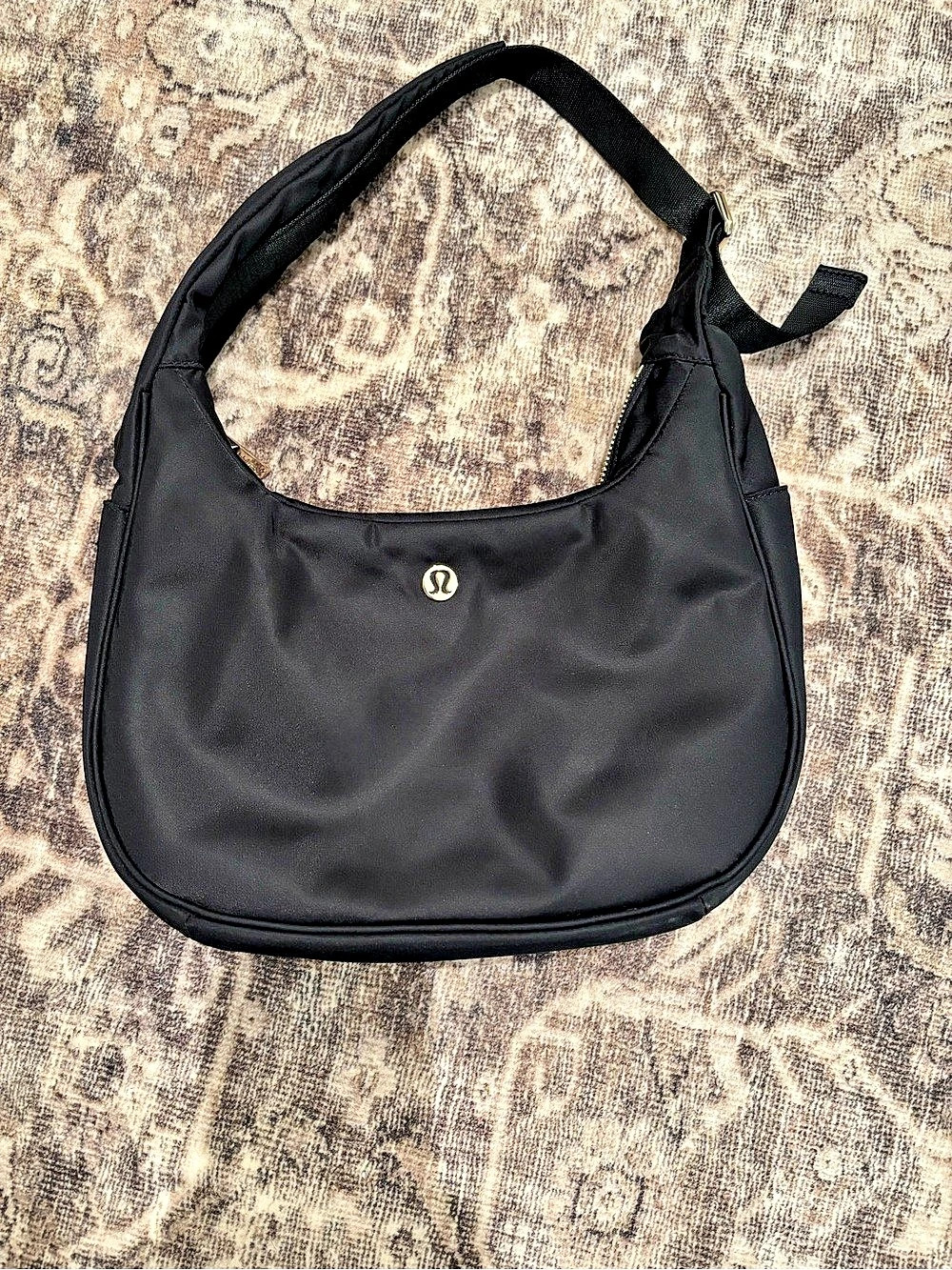 lululemon City Essentials Shoulder Bag 4L in Black